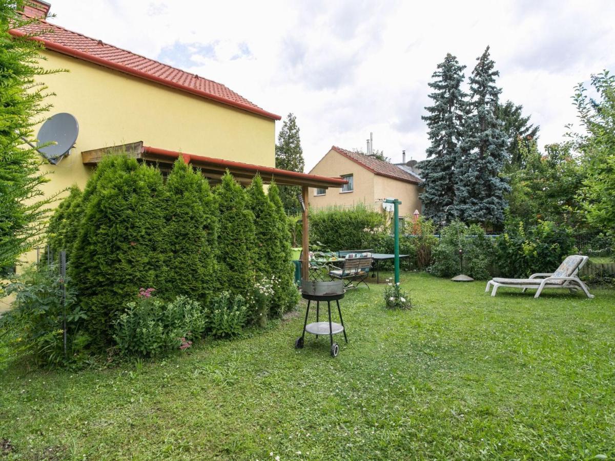 Lively Holiday Home In Wien With Private Garden Kültér fotó